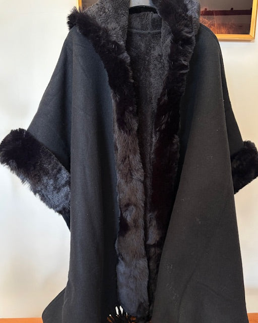 Thick Wool Black Poncho with Fur Collar