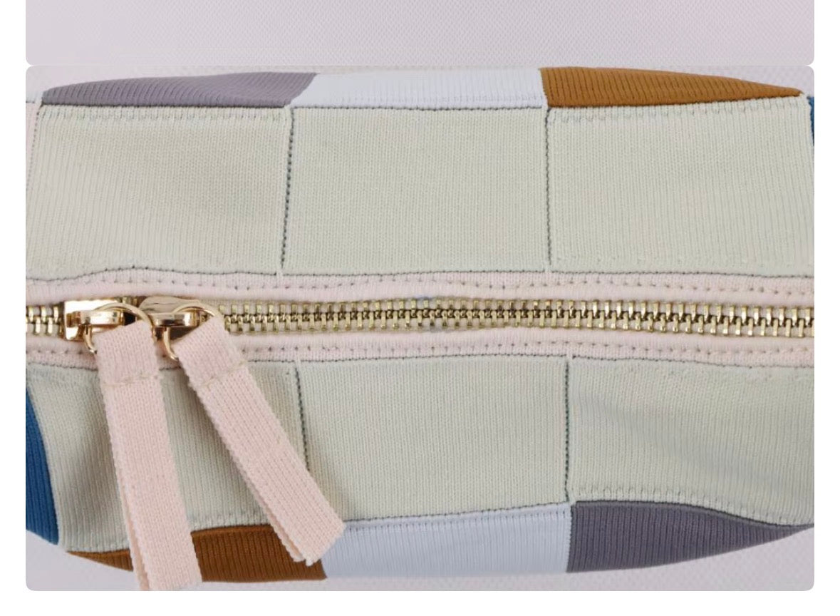 Knitted light pink shoulder bag
